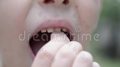可爱的男孩碰奶牙。 牙就要掉出来了.. 牛奶护理。